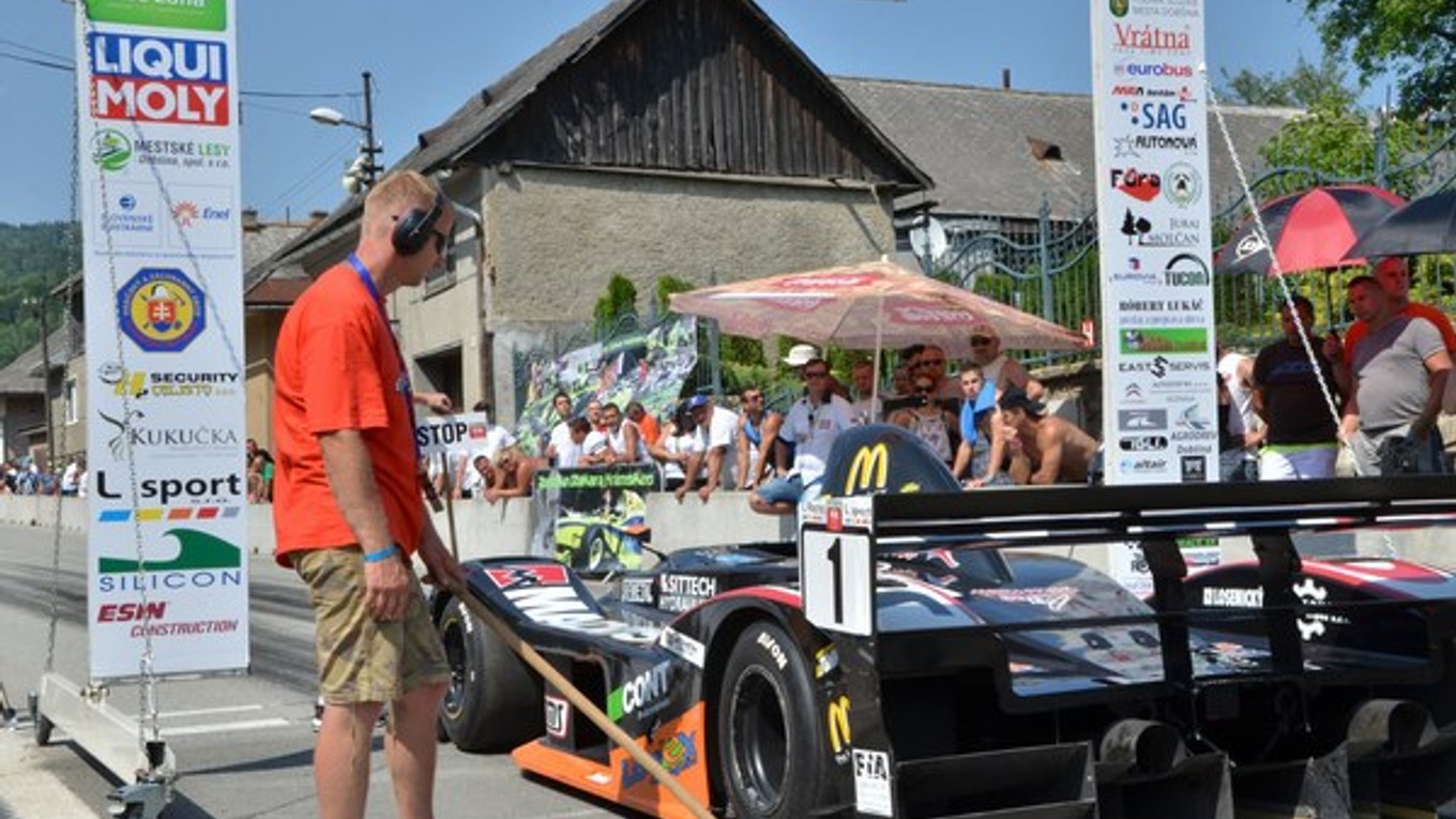 Na štarte. Štart pravidelne priláka množstvo divákov.