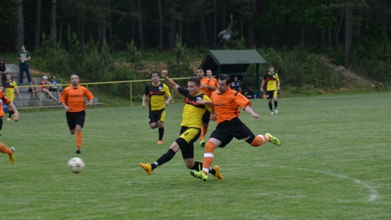 Július Benedik strieľa druhý gól Krh. Pohradia.