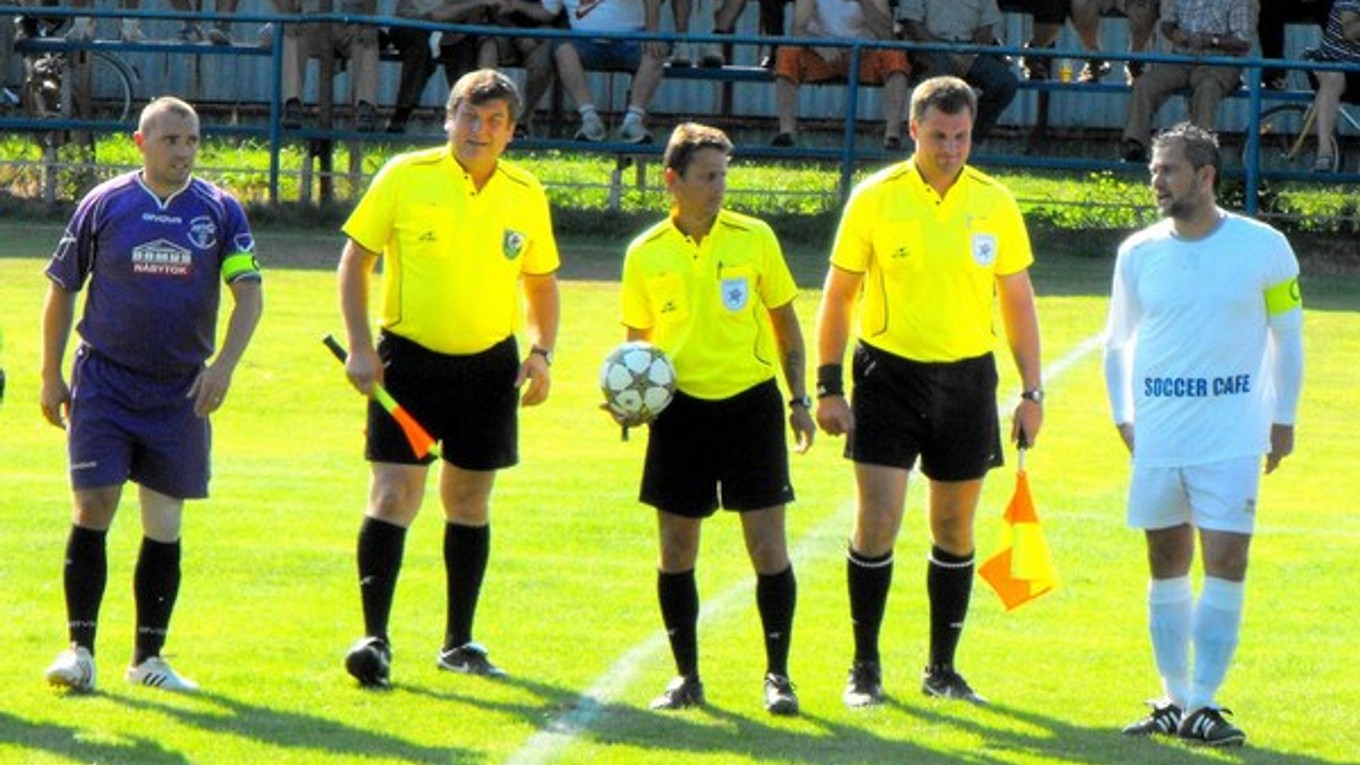 Kapitáni. Začiatok derby, spolu s rozhodcami obaja kapitáni, vľavo Jaroslav Piater, vpravo Miloš Gallo.