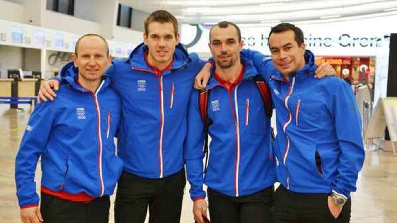 Olympijská výprava bežcov na lyžiach. M. Bajčičák, P, Mlynár, servisman O. Benko Rybár a tréner S. Holienčík.