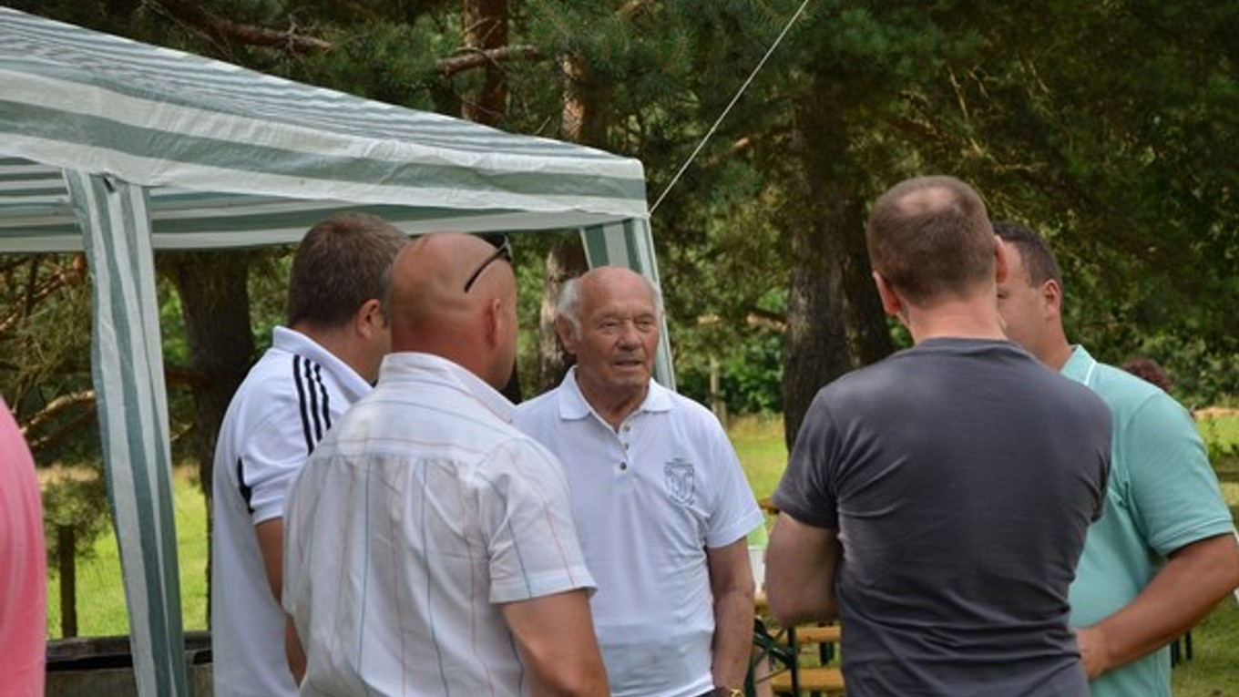 V kruhu fanúšikov. J. Buzánszky si v Krh. Podhradí na nedostatok pozornosti sťažovať veru nemohol.