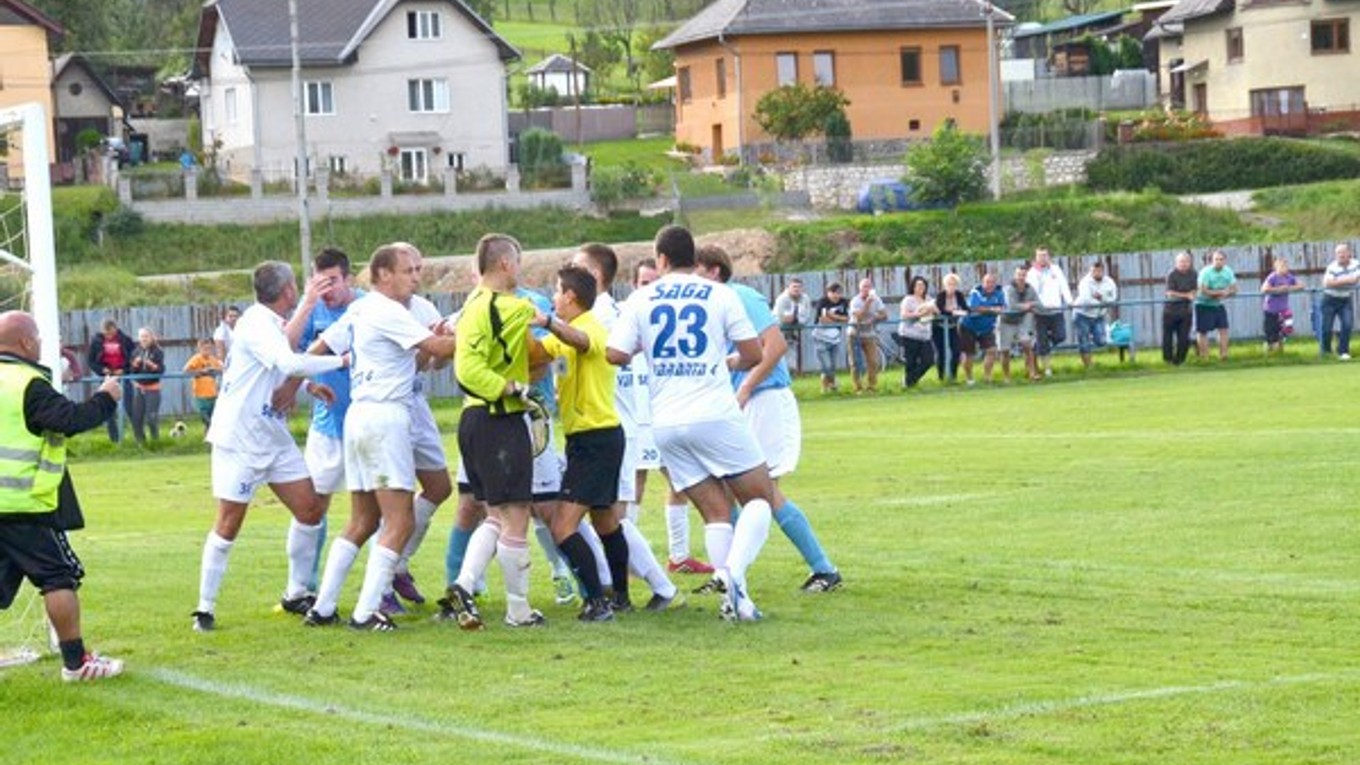 Zlom v zápase prišiel skoro. V 18. min. prišli Podhradčania o brankársku jednotku M. Harhovského. A bolo rušno.