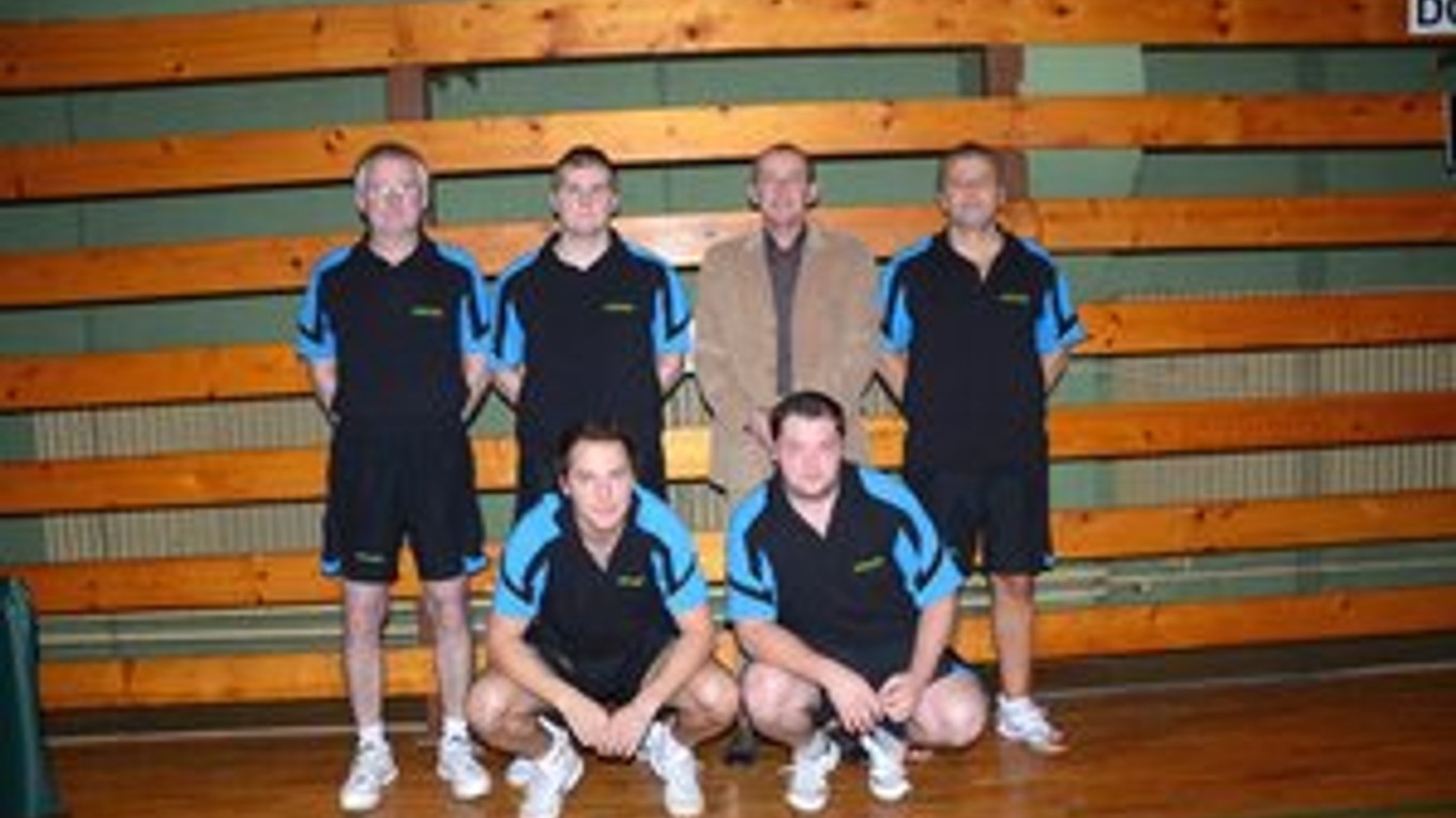 Extraligové mužstvo Geológa, hore zľava Ján Kováč, Martin Paľovčík, vedúci mužstva Zoltán Gallo, József Szücs, dole Gregor Gallo a Ľubomír Leitner.