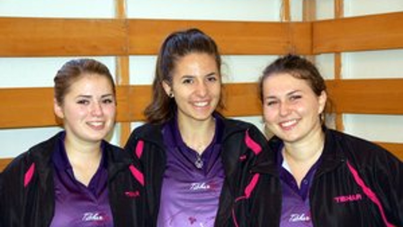 Družstvo. Stolné tenistky Mlynkov, zľava Zuzana Ogurčáková, Alexandra Palacková a Janka Gotthardtová.