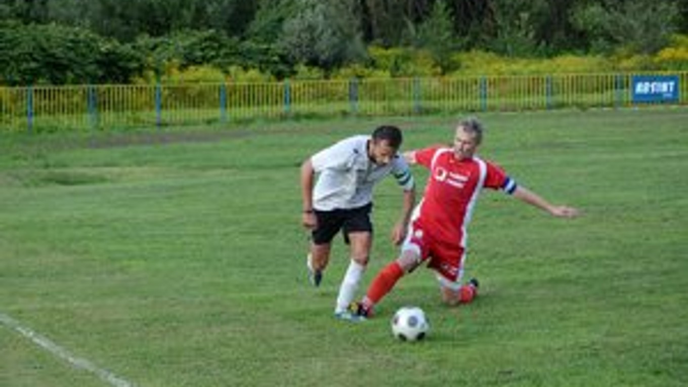 Hetrik. Mužom zápasu bol Filip Pollák (vľavo), ktorý tri góly strelil a na jeden nahral. V súboji s kapitánom Strážskeho Júliusom Surminom.