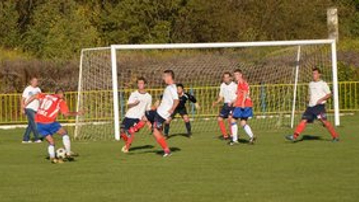 Záverečný tlak. Hostia z Kr. Chlmca sa v závere snažili, no gól im nebolo súdené dať.