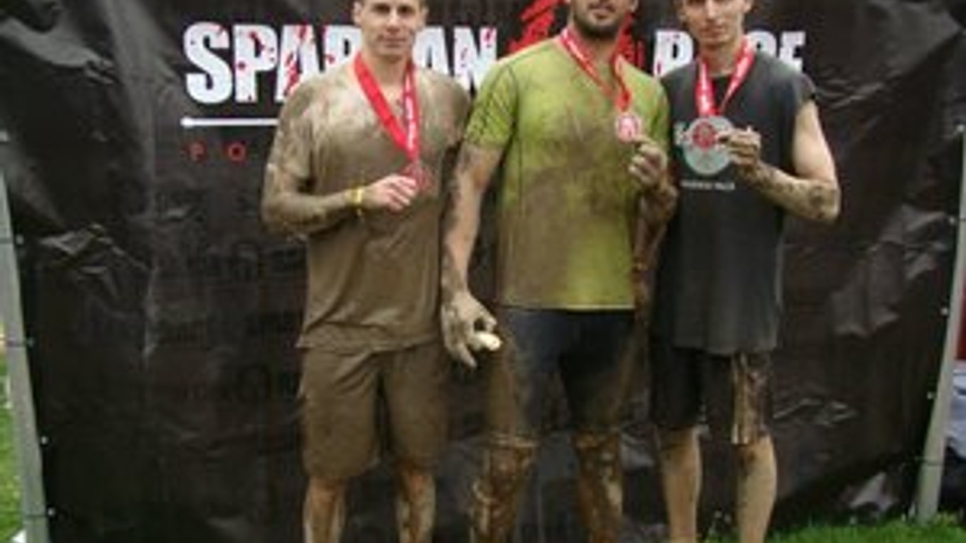 Zablatení, ale spokojní. V cieli Spartan Race M. Vasas (v strede), M. Halko (vpravo).