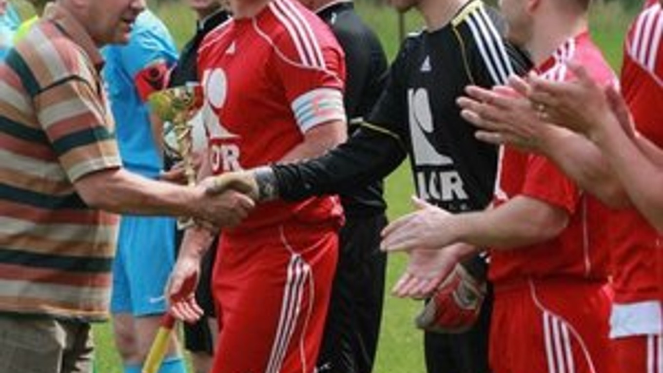 Pohár pre víťaza I. triedy triedy odovzdal Betliarčanom predseda ObFZ Ján Džubák.