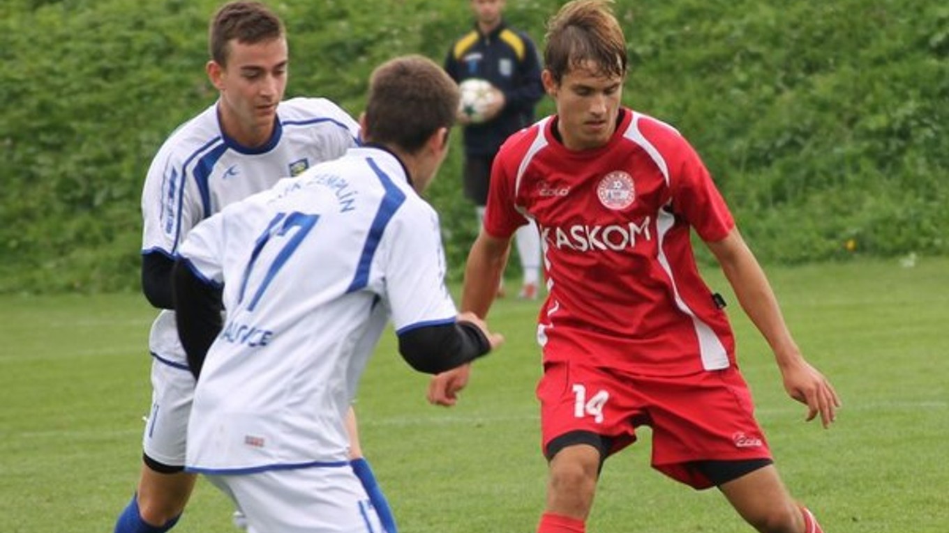 Spomienka na časy v bardejovskom drese. Vladimír Gužík (v červenom).