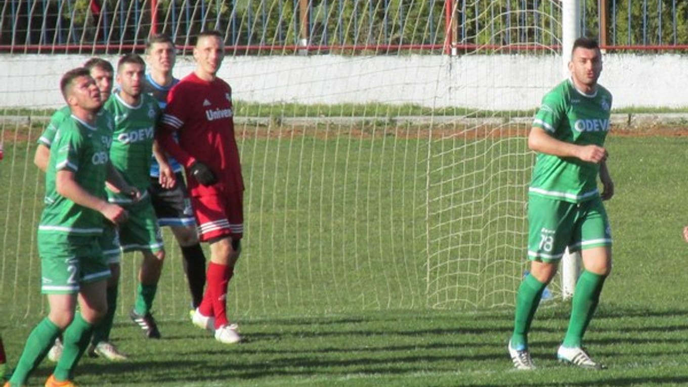 Jozef Tirer (v červenom). Svidník jeho angažovaním získal skúseného hráča.