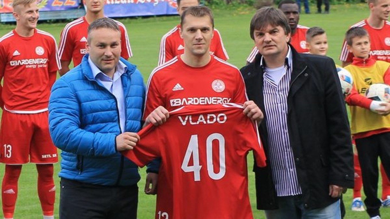 Oslávenec Vladimír Staš. Pred zápasom dostal darček k 40. narodeninám.