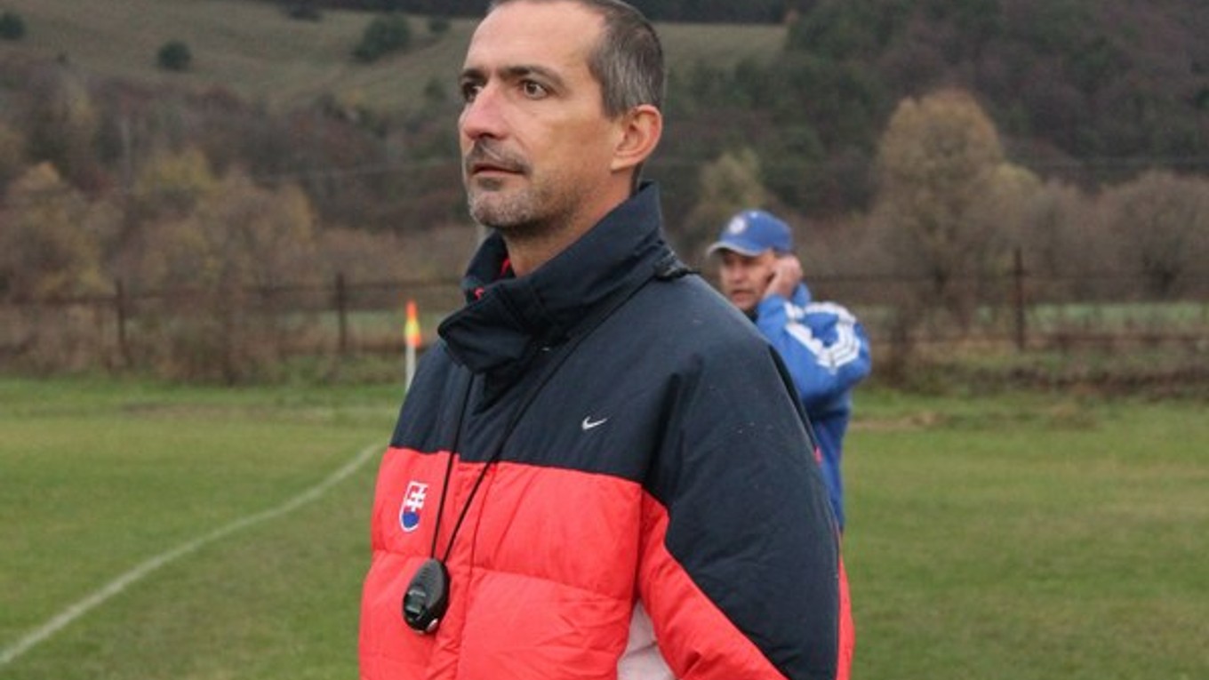 Tréner Dlhej Lúky. Je ním známy, bývalý futbalový brankár Juraj Čobej.