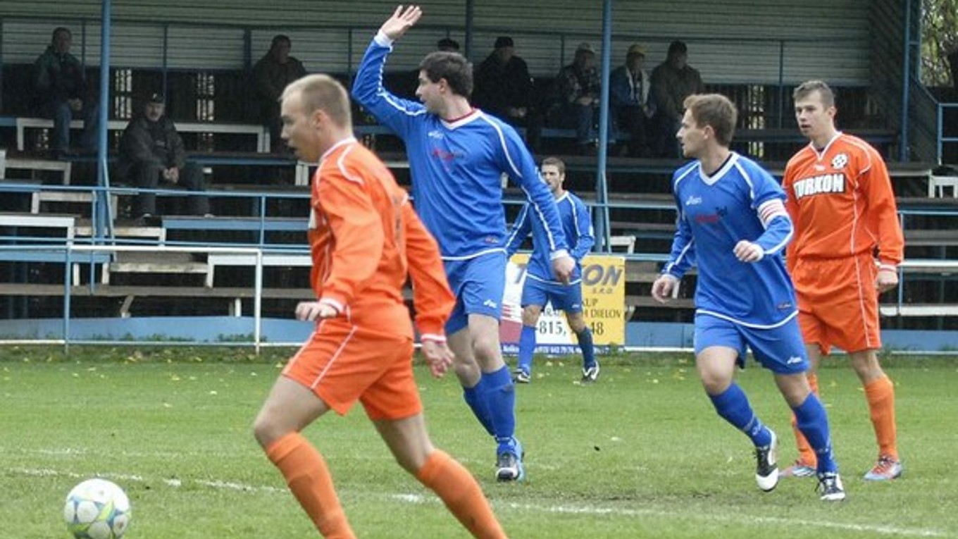 Chýbal. Až do svojho zranenia bol oporou Stropkova Pavlík (druhý sprava).