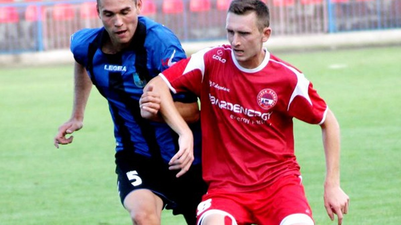 Michal Berecký. V červenom drese.