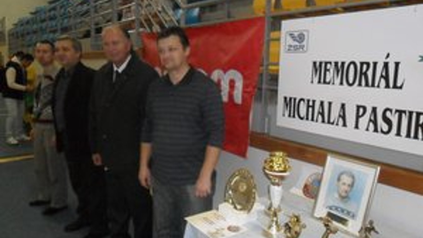 Organizátori. Na Michala Pastíra stále spomínajú. Zľava Juraj Ďurček, Dušan Chudina (prednosta ŽST Humenné), Tomáš Pastirák (starosta Udavského) i Vojtech Kuľha.