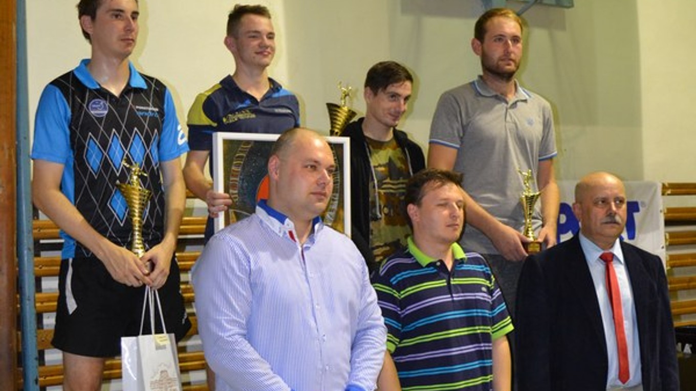 Najlepší na memoriáli. V popredí organizátori.