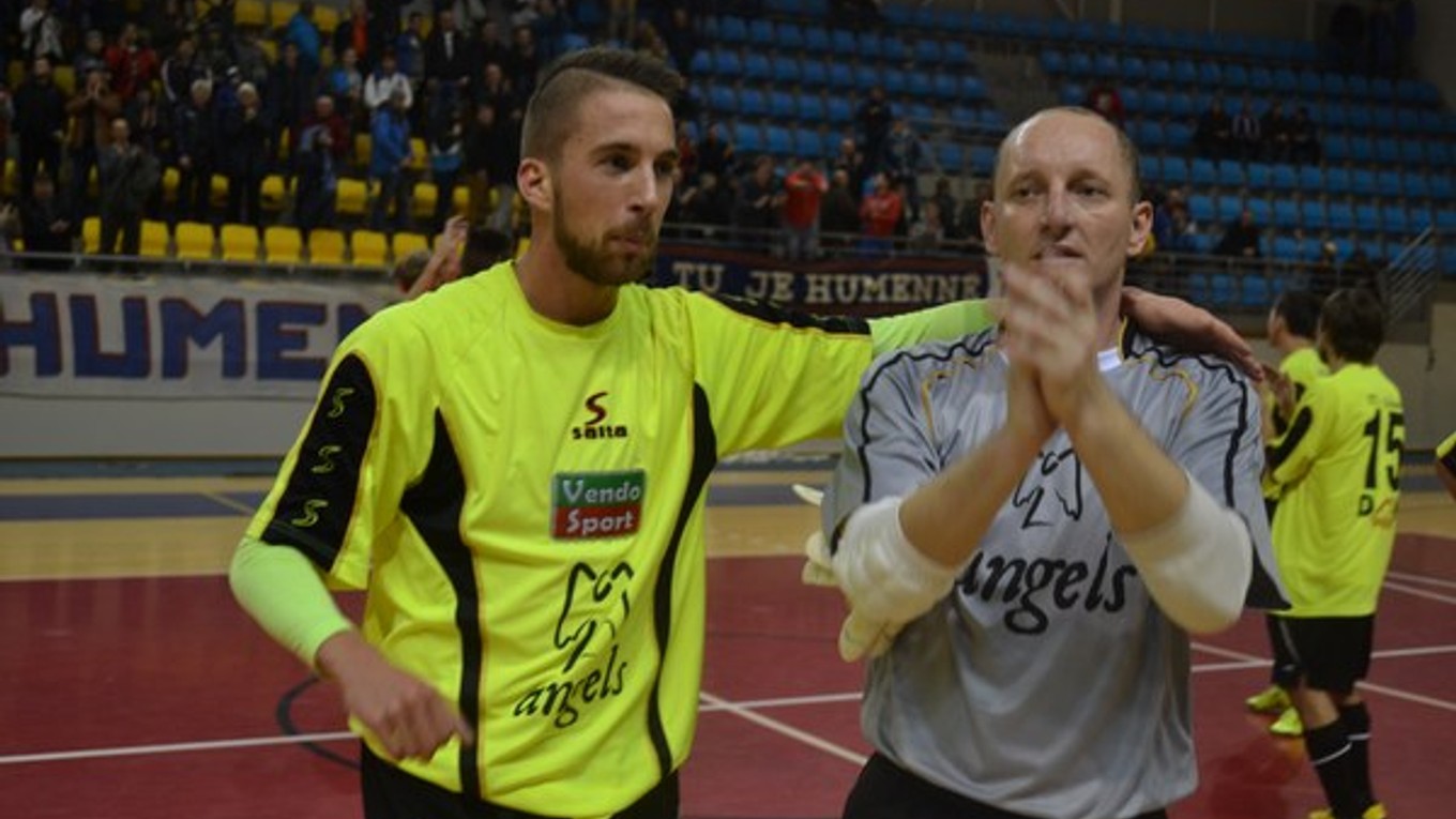 Hlavné postavy zápasu. Igor Komjatý (vľavo) a Martin Dudič.