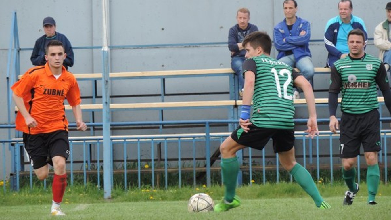 V zápase Borov–Zubné padlo päť gólov. Na snímke Dárius Popík v zelenom drese.