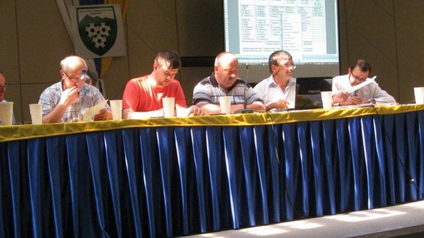 Vedenie zväzu. Zľava Milan Kováč (člen výkonného výboru), Marián Škuba (člen výkonného výboru), Vladimír Pažur (podpredseda ObFZ Humenné), Ladislav Mochnacký (sekretár ObFZ Humenné) a Milan Ruščanský (predseda ŠTK ObFZ Humenné).