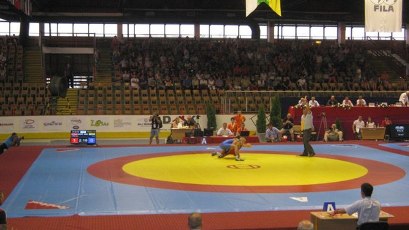 Šampionát. Majstrovské zápasnícke dianie sa konalo v humenskom zimnom štadióne.