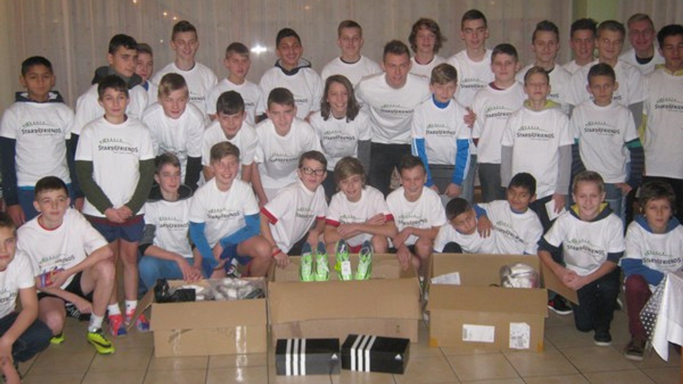 Ukázal sa rodákom zo Sniny. Duda potešil deti v ZŠ i detskom domove.