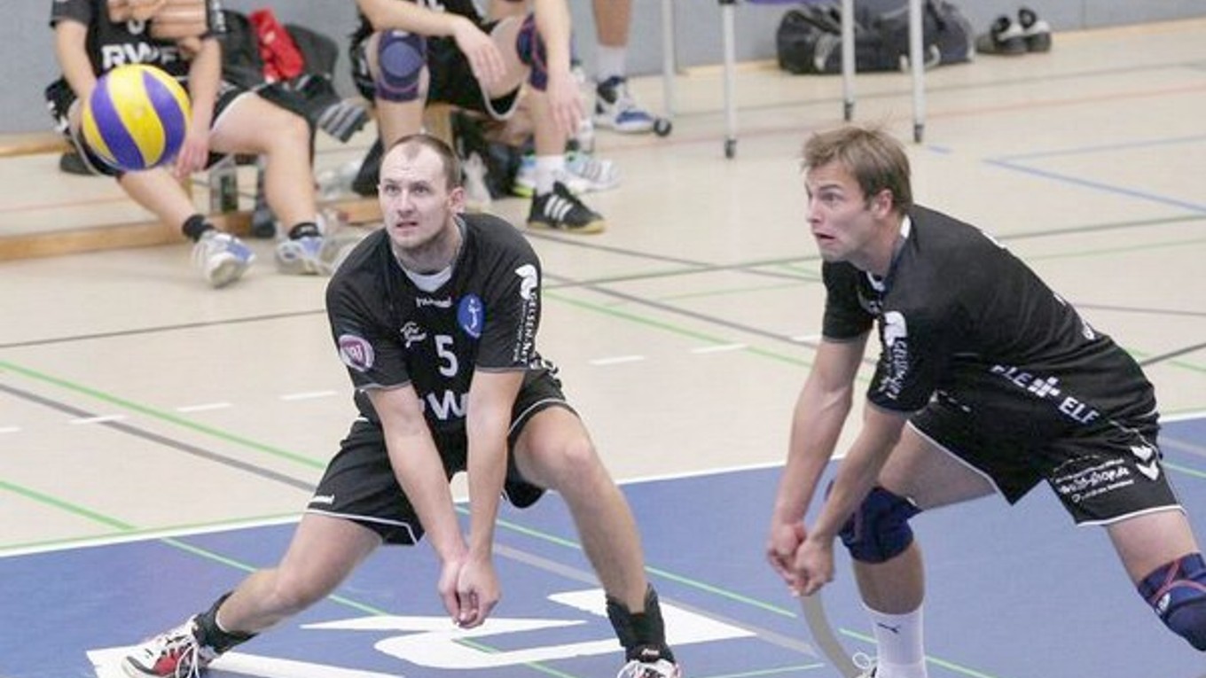 Ako smečiar. Na Mira Jakubova (č. 5) čaká v zápasoch aj príjem podania.