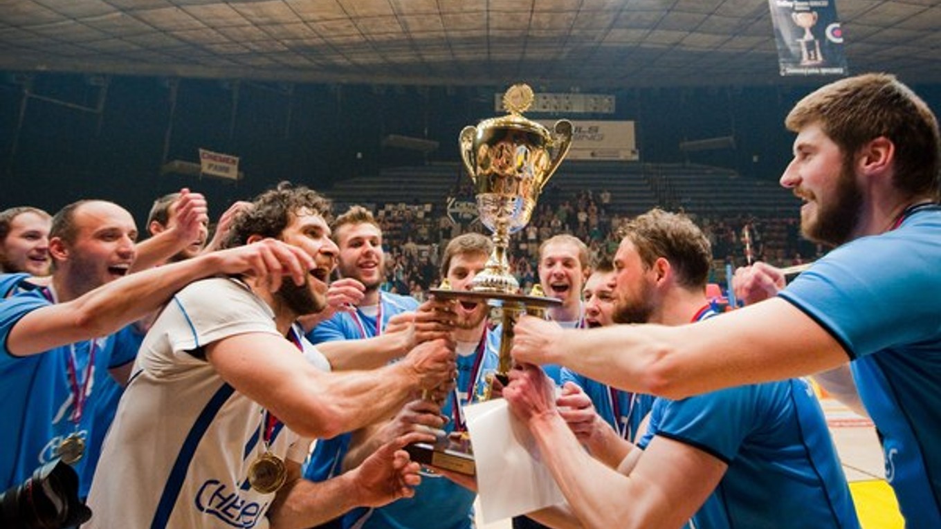 Pri treťom titule. Chemesáci vyhrali trikrát extraligu. Takto dvíhali trofej v roku 2012.