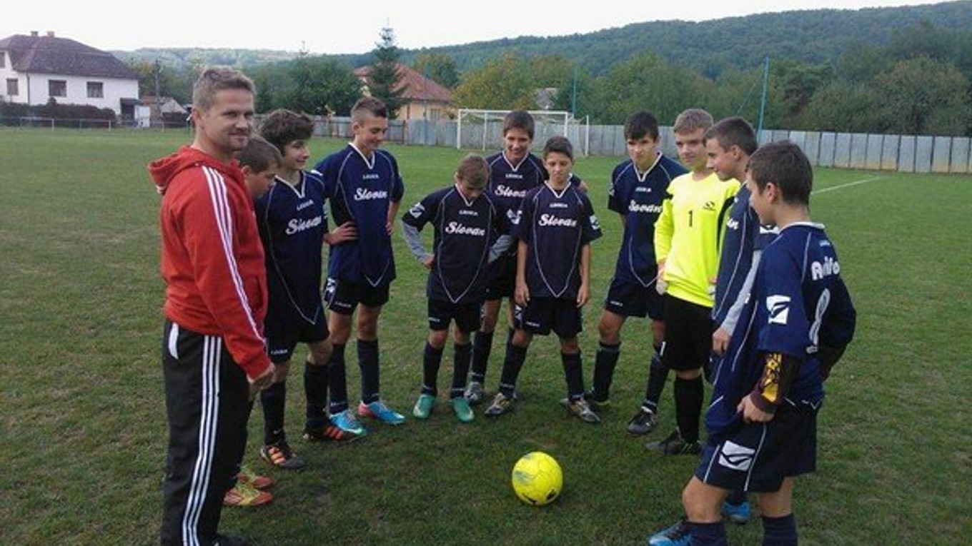 Mladí Beľania s trénerom Ladislavom Hrehom (úplne vľavo).