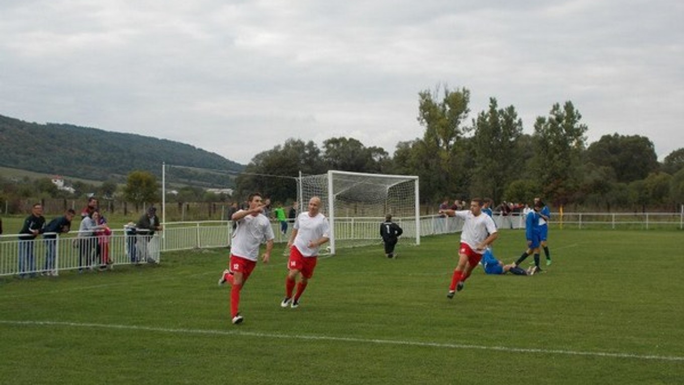 Trojbodový gól. Lukáš Gabák (úplne vľavo) sa teší po strelenom góle v derby.