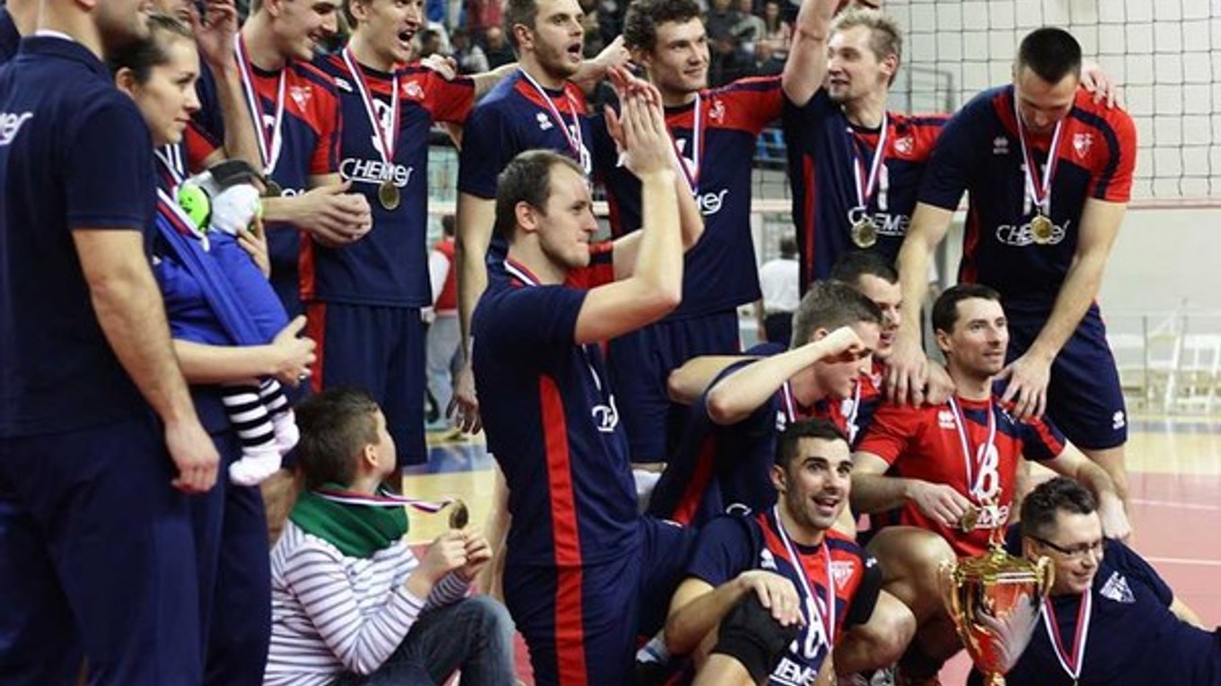 Pohárová momentka. Miguel Angel De Amo (dolu pri trofeji, č. 18) s jemu vlastným typickým južanským úsmevom.