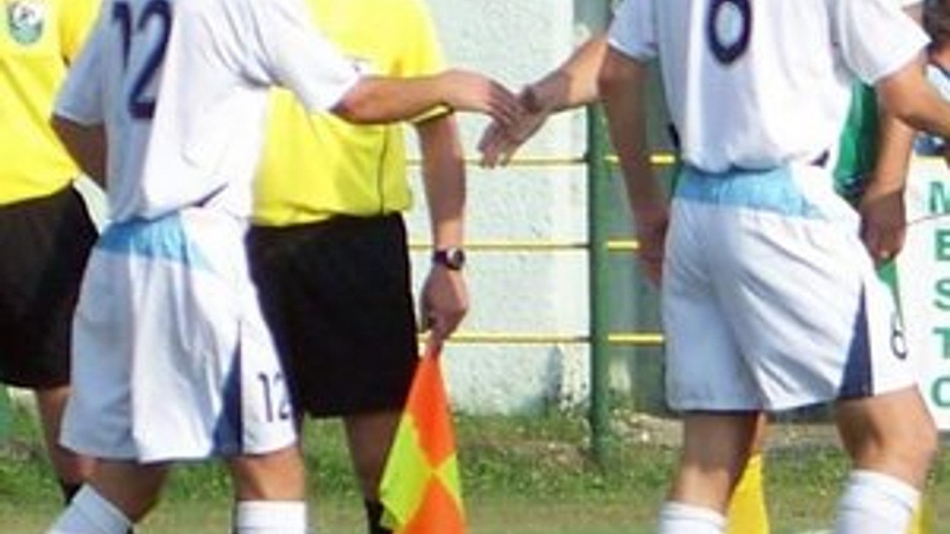 Dobrí kamaráti. Russlan Ljubarskij (biely dres, č. 12) a František Hanc (sninský kapitán).