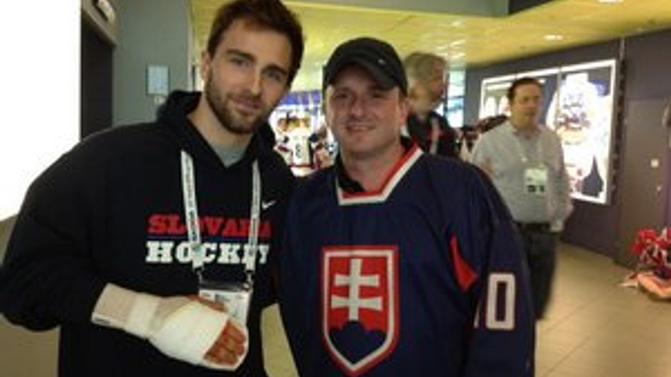 S Dominikom Graňákom. Martin Palenčík (vpravo) a jeden z hokejových slovenských (zranených) hrdinov.