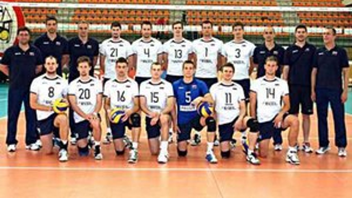Reprezentanti EL 2012. Peter Kašper (č. 21), Miroslav Jakubov (č. 8), Milan Javorčík (č. 20). V hornom rade druhý sprava Slavomír Huba.
