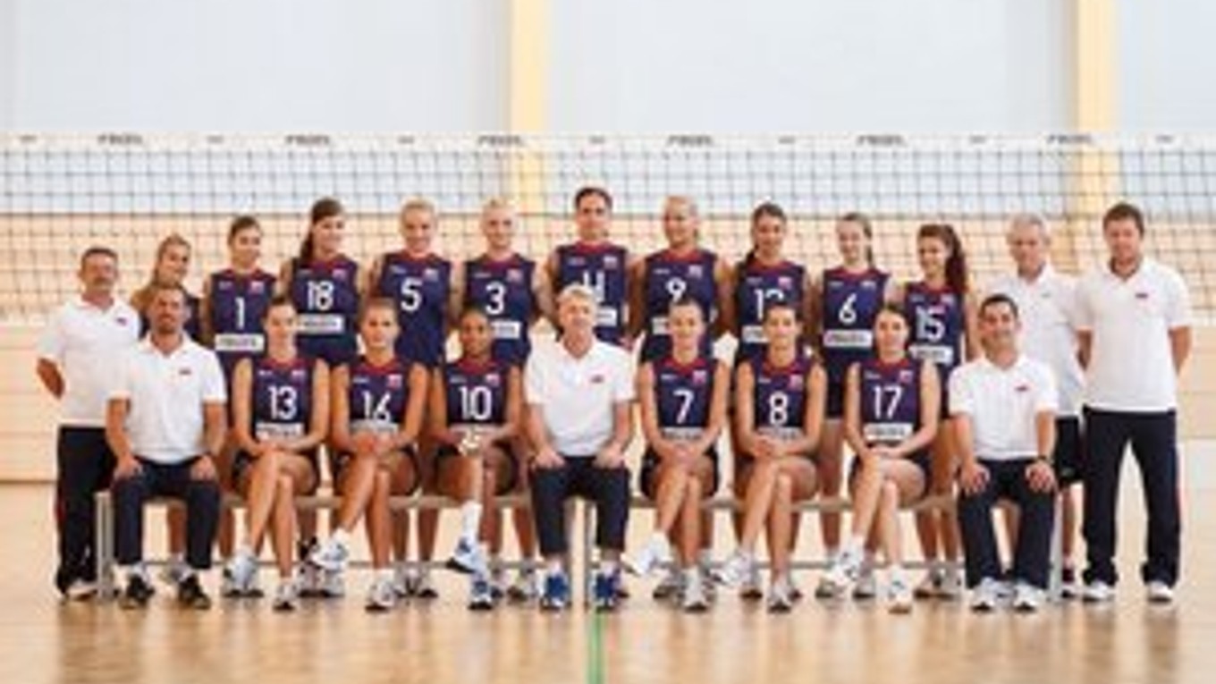 Reprezentácia. Eugen Kudzej (sedí úplne vľavo) sa stal asistentom volejbalistiek Slovenska.