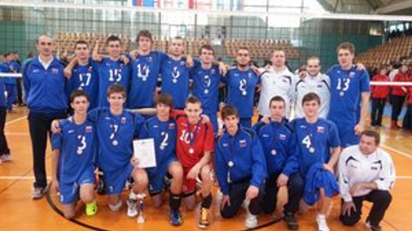 „Repre“ kadeti. V pokľaku úplne vľavo Július Firkaľ (č. 3), horný rad (tretí sprava) Marek Meriač, asistent trénera.