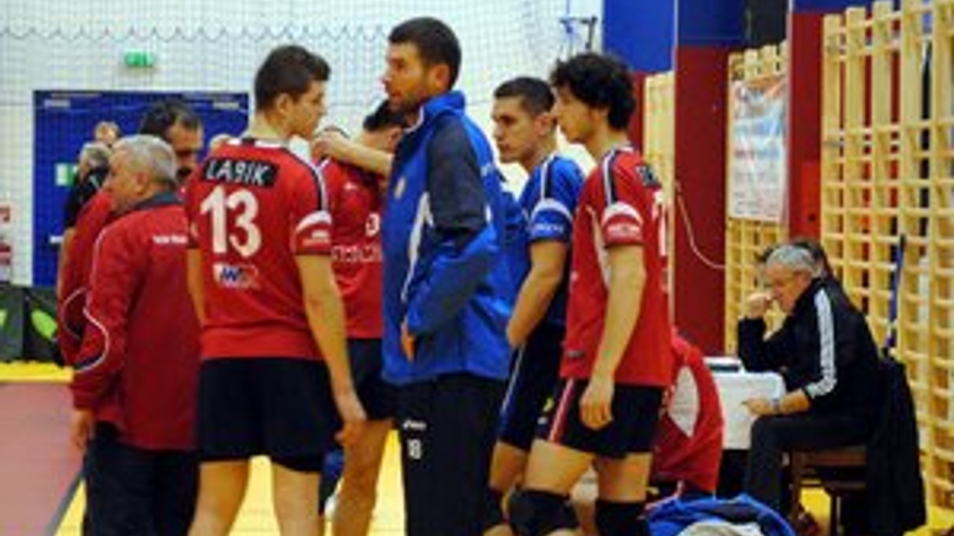 Dokázali otočiť. Stará Ľubovňa porazila Nitru 3:2. Jedným z tých, ktorí zavelili k obratu bol aj domáci odchovanec Dušan Müncner (najvyšší hráč na snímke).