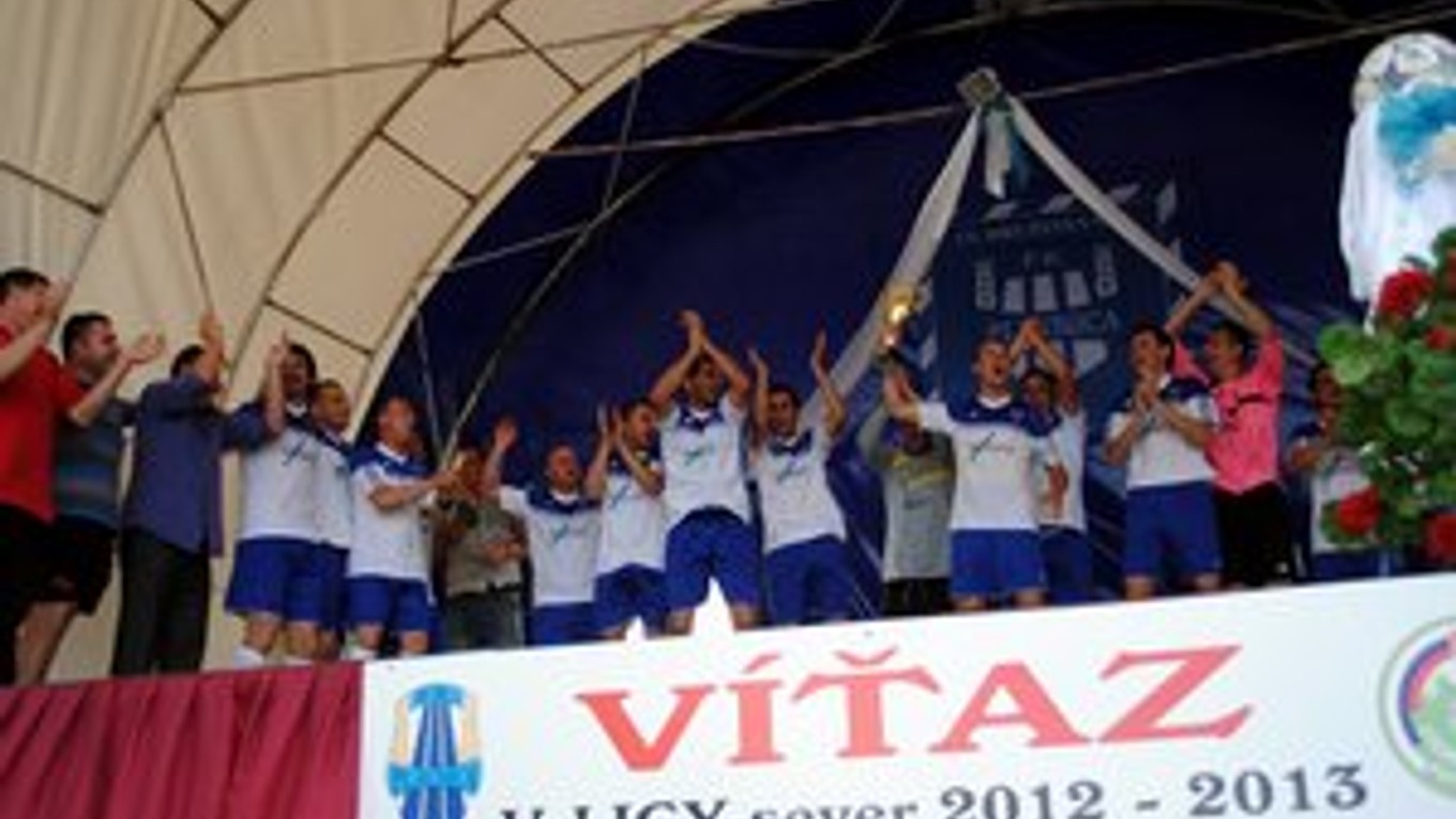 Najlepší. Plavnica oslávila sezónu s víťazným pohárom.