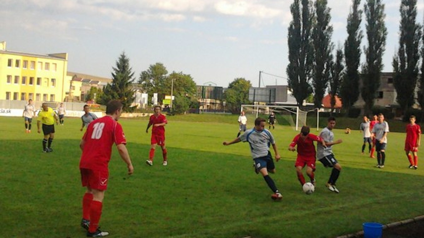 Stredajší zápas v Kežmarku. Futbalistom Starej Ľubovne vyšiel výborne, keď už do prestávky strelili domácim dva góly a po zmene strán pridali ďalšie dva.