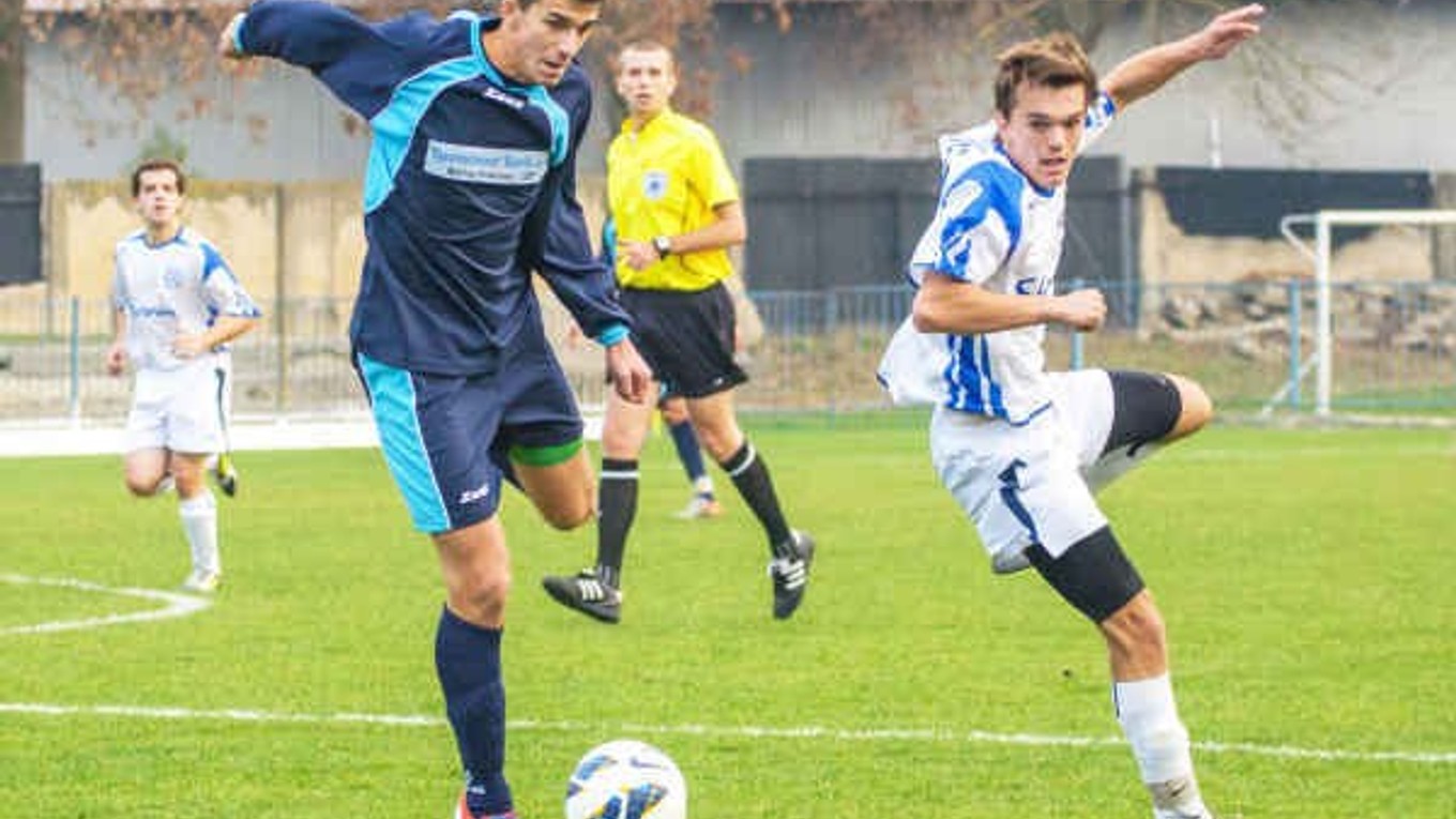 Giraltovčania doma nestačili na Sabinov. Pri lopte je hosťujúci Lapoš, ktorý dvakrát prekonal gólmana Štefánika.