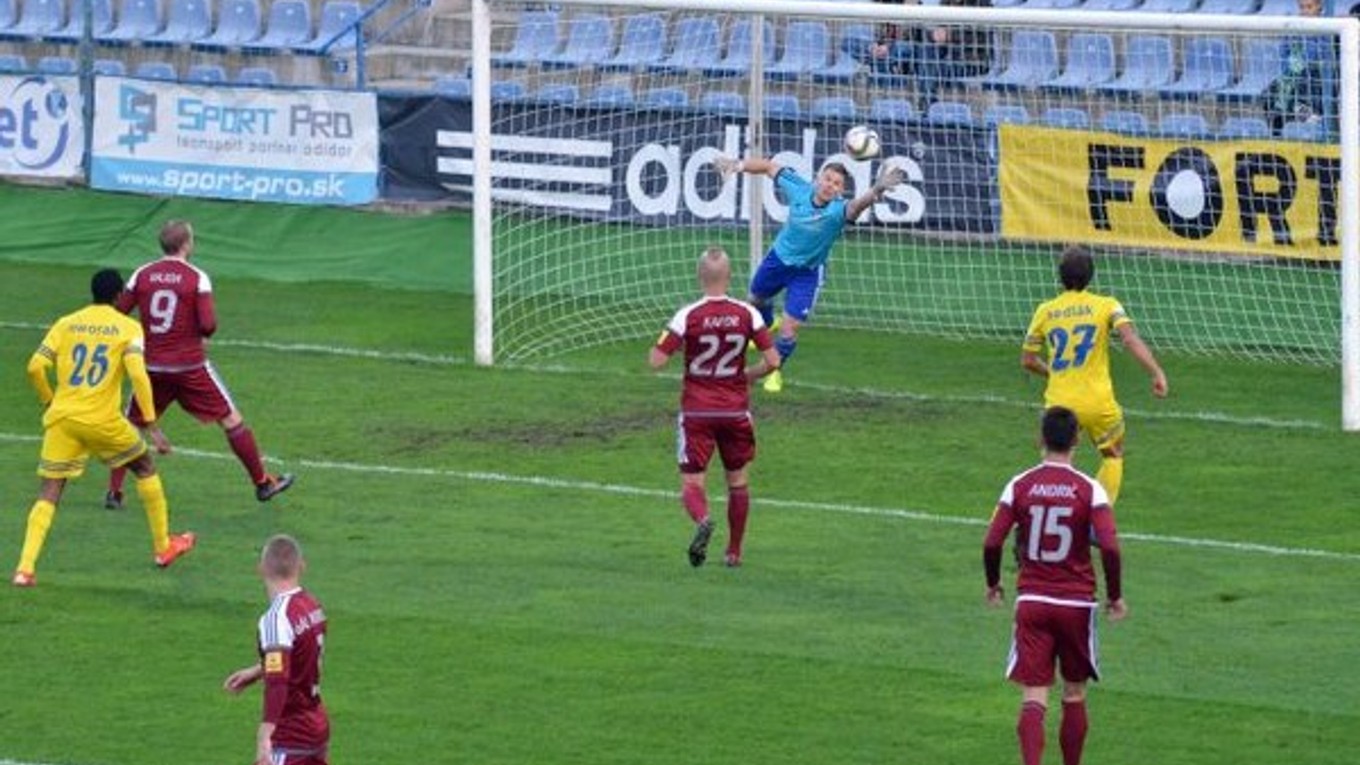 Na snímke prvý zľava hráč Michaloviec Vernon De Marco strieľa prvý gól brankárovi Podbrezovej Martinovi Kuciakovi.