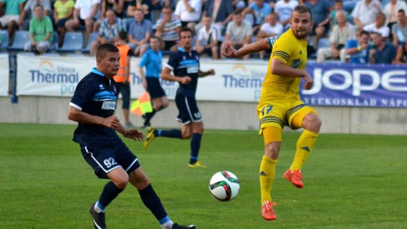 Michalovskému nováčikovi zariadil bod. Dominik Kunca (vpravo) v Zlatých Moravciach vyrovnával na 1:1.