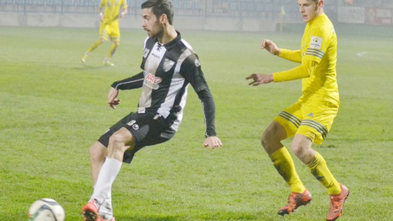 Milan Šimčák naháňa Erika Daniela. V závere ho však neubránil a Myjavčan dal víťazný gól.