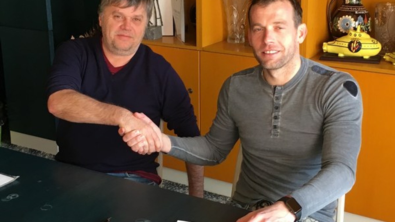 Po podpise novej zmluvy. Marián Kelemen (vpravo) so šéfom klubu Igorom Šoltinským.