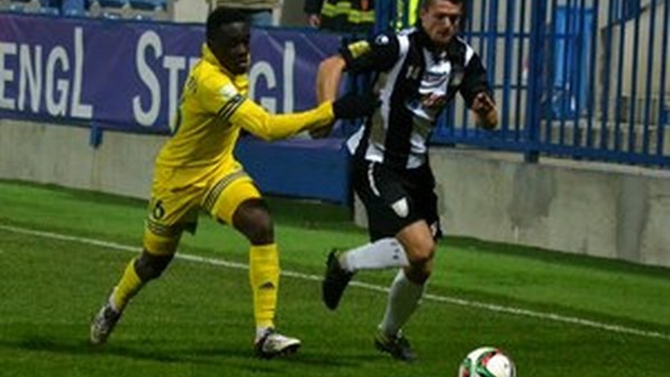 Emmanuel Mensah (vľavo).