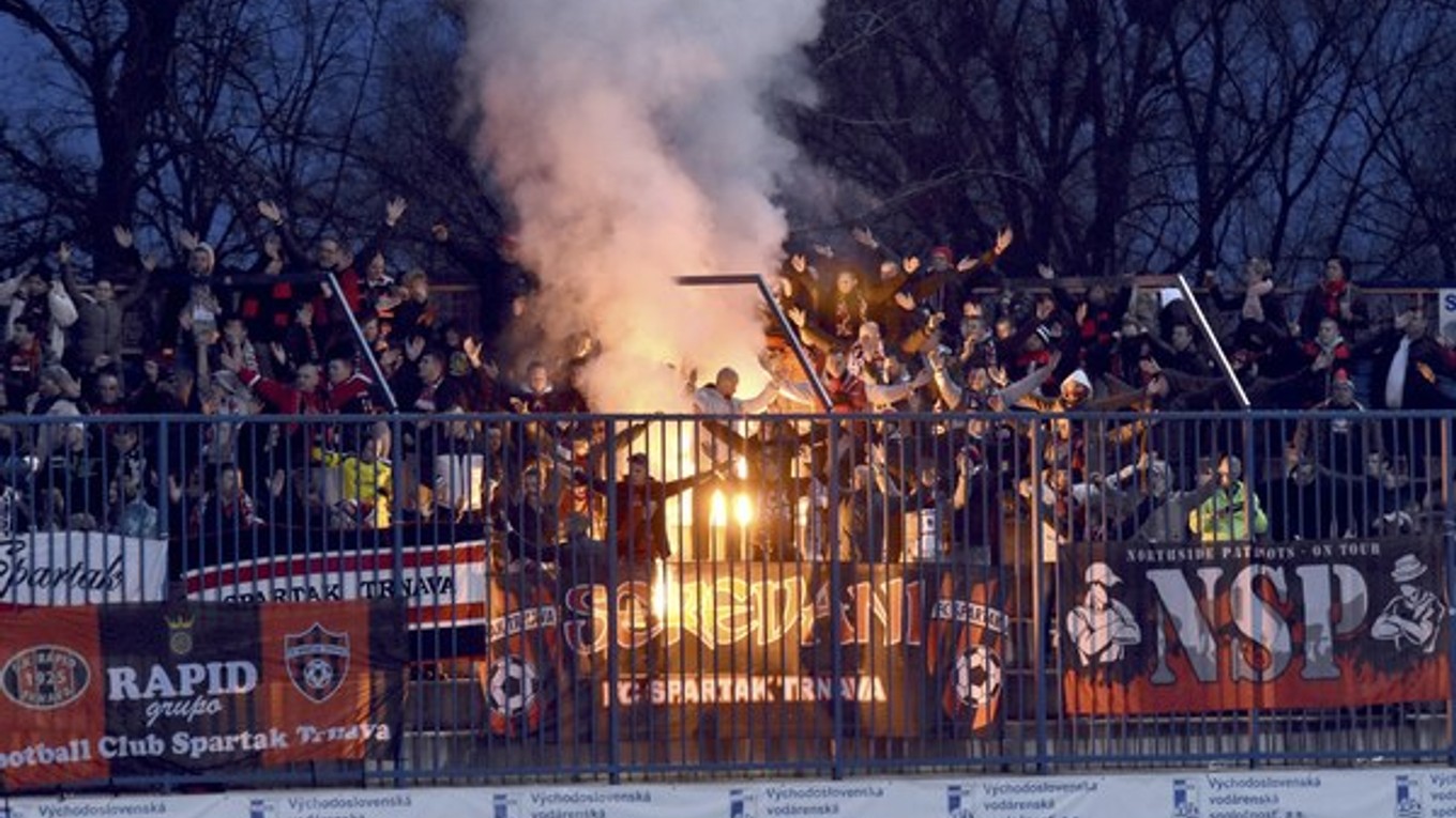 Zapálená svetlica vo fanúšikovskom sektore Spartaka Trnava.
