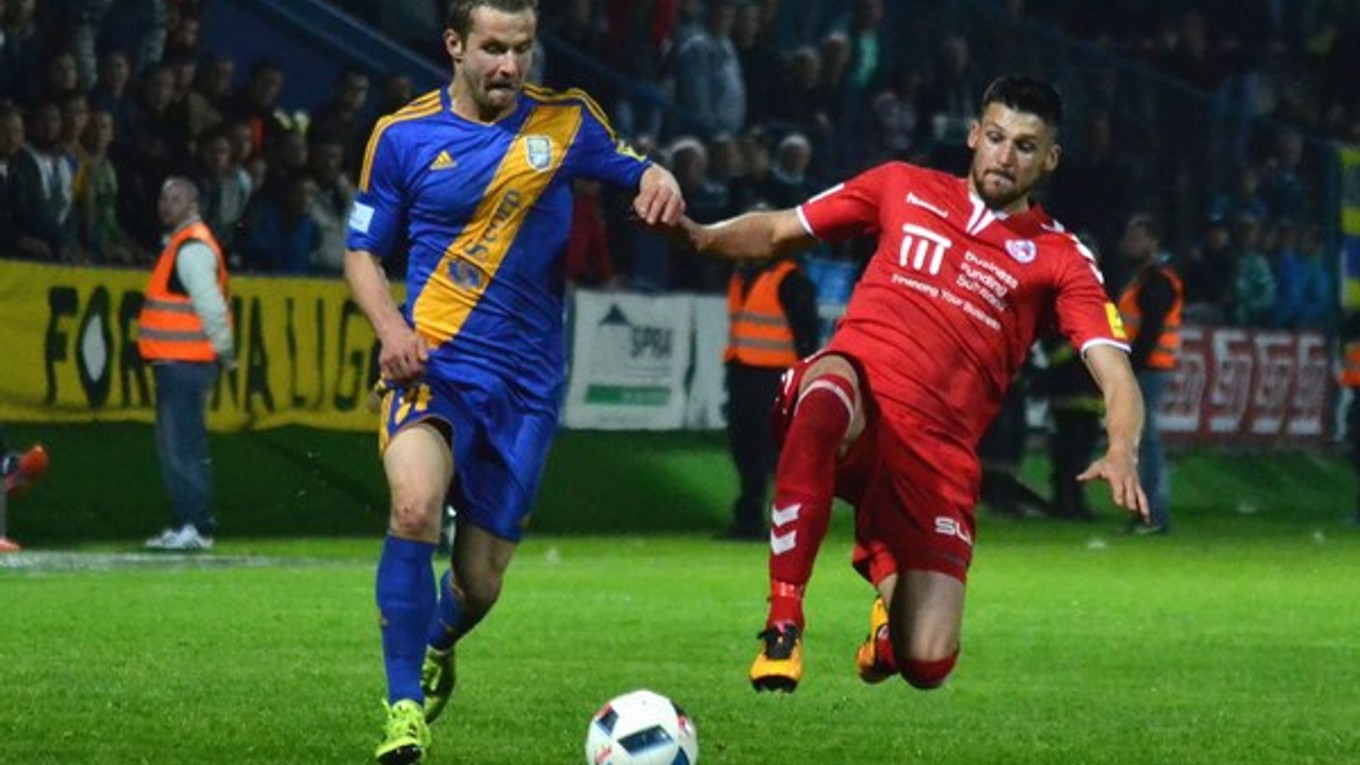 Hrdina sobotňajšieho súboja so Senicou. Striedajúci žolík Dominik Kunca (vľavo) strelil víťazný gól v 91. minúte.