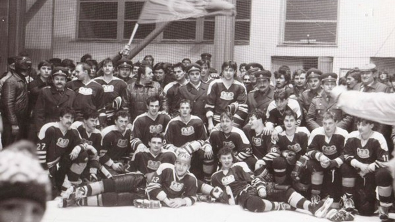 VTJ MEZ Michalovce – víťazné mužstvo I. SNHL v sezóne 1985/86. Snímka vznikla po poslednom zápase základnej časti súťaže, v ktorom Zemplínčania doma remizovali s Nitrou.