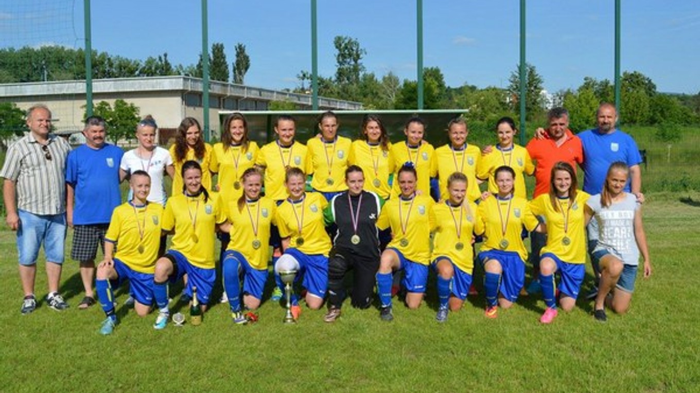 Kolektív, ktorý vybojoval postup do najvyššej súťaže. Michalovské futbalistky sa zaslúžene stali víťazkami II. ligy žien Východ.
