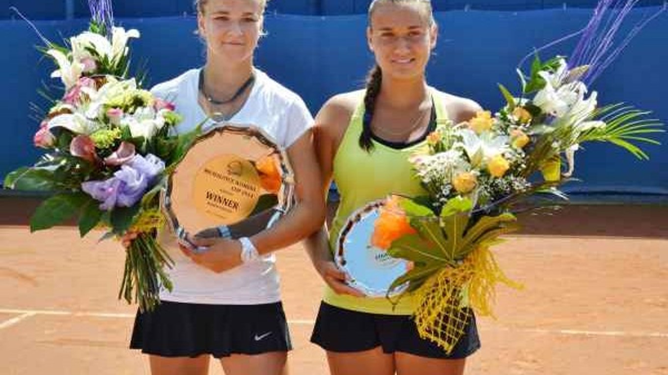 Finalistky ženského turnaja Michalovce Cup 2014. Víťazka Karolína Muchová (vľavo) a porazená Jana Jablonovská.