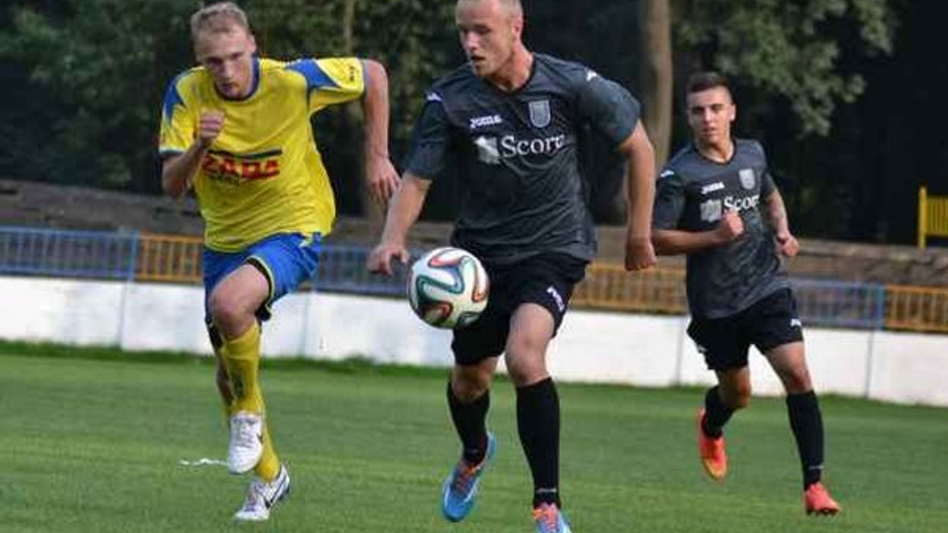 Adrián Leško si otvoril strelecký účet v A–mužstve. Strelca víťazného gólu (s loptou) v derby naháňa trebišovský Emil Lukáč.